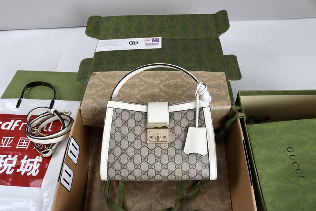 厂价 最高版本原厂皮顶级原单配专柜全套包装 简介；新款上新2025春夏系列精彩呈献手袋新作！Padlock系列推出多款背携方式多样的时尚包款，为2025早秋系列