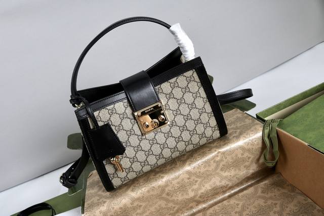 厂价 最高版本原厂皮顶级原单配专柜全套包装 简介；新款上新2025春夏系列精彩呈献手袋新作！Padlock系列推出多款背携方式多样的时尚包款，为2025早秋系列