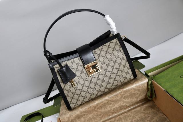 厂价 最高版本原厂皮顶级原单配专柜全套包装 简介；新款上新2025春夏系列精彩呈献手袋新作！Padlock系列推出多款背携方式多样的时尚包款，为2025早秋系列