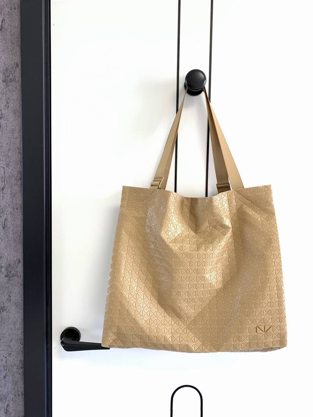 价 。 最高版本原厂皮顶级原单配专柜全套包装 Issey Miyake Bao Bao尺寸:36X43.5X15Cmkuro通勤托特包系列 不束缚于特定风格的设