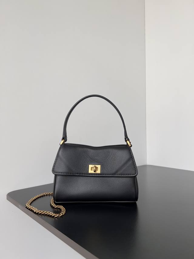 厂价 。 最高版本原厂皮顶级原单配专柜全套包装 超火爆的Rodeo系列全新推出了Nano链条包可拆卸链条 一秒切换成超可爱的手拎包夏日必备小包来啦！！！隔层内里