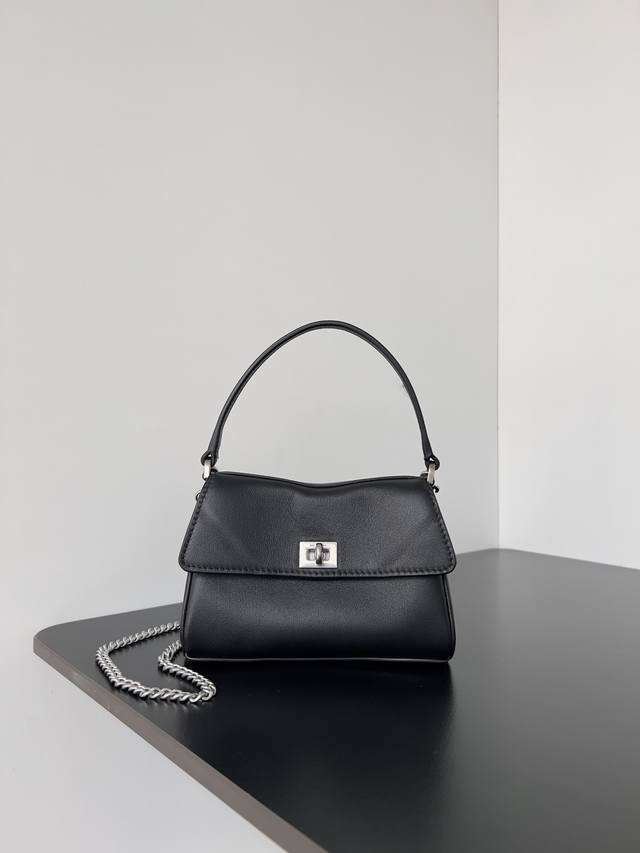 厂价 。 最高版本原厂皮顶级原单配专柜全套包装 超火爆的Rodeo系列全新推出了Nano链条包可拆卸链条 一秒切换成超可爱的手拎包夏日必备小包来啦！！！隔层内里