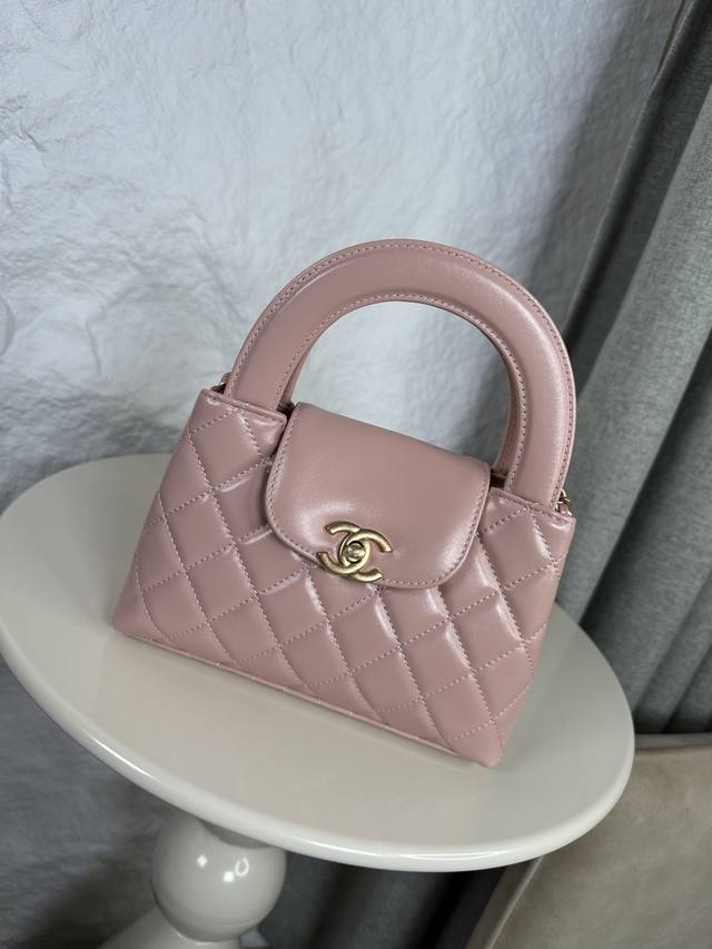 24A Kelly手柄包 粉色时尚是一个轮回，大热门中古Kelly被Chanel重新设计焕发生机，中古Kelly以经典的手柄手提出名，在基础加上皮穿链肩带颠覆传