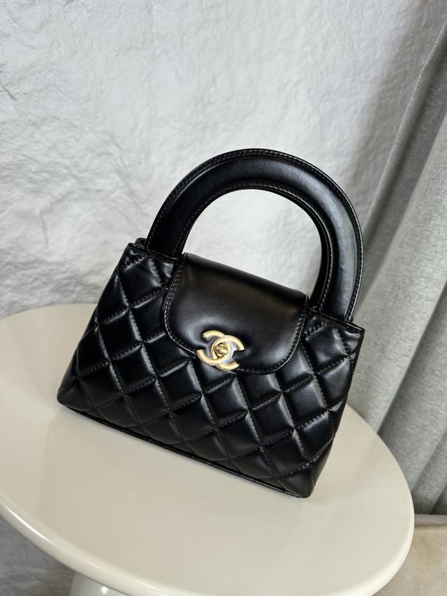 24A Kelly手柄包 黑色时尚是一个轮回，大热门中古Kelly被Chanel重新设计焕发生机，中古Kelly以经典的手柄手提出名，在基础加上皮穿链肩带颠覆传