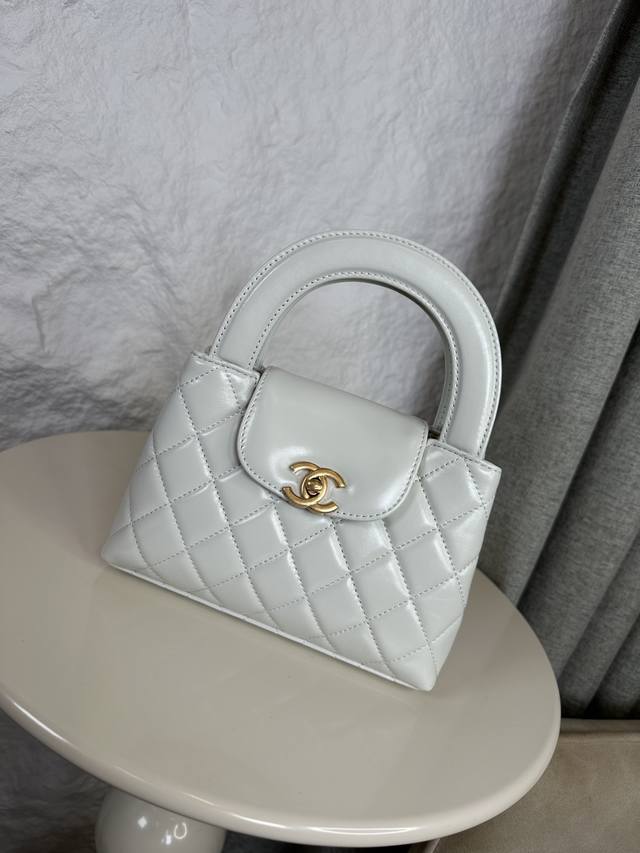 24A Kelly手柄包 白色时尚是一个轮回，大热门中古Kelly被Chanel重新设计焕发生机，中古Kelly以经典的手柄手提出名，在基础加上皮穿链肩带颠覆传