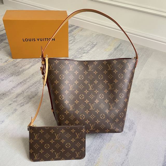 独家定制实拍顶级原单， 变码芯片 M12926本款 All In 大号手袋采用 Monogram 帆布塑造水桶包构型，以充裕空间容纳笔记本电脑等日常所需。可调节