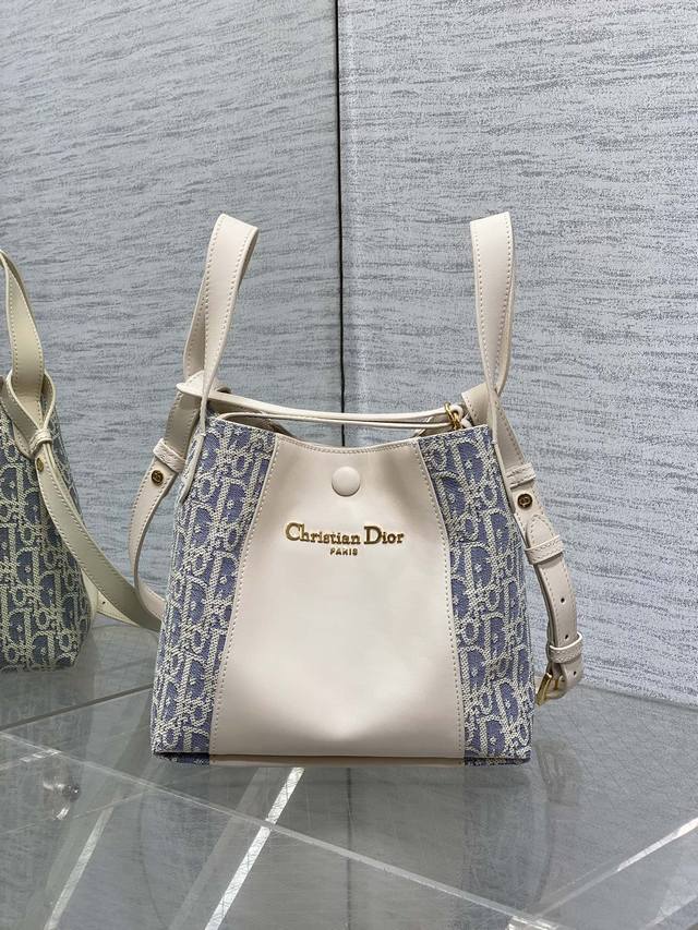 顶级 配全套包装 小号现货Signature酒椰草系列水桶包，绝对的实用王者天然面料搭配奶白色小牛皮，超大的容量，超轻便的设计，Buff叠满，长肩带可自由拆卸，