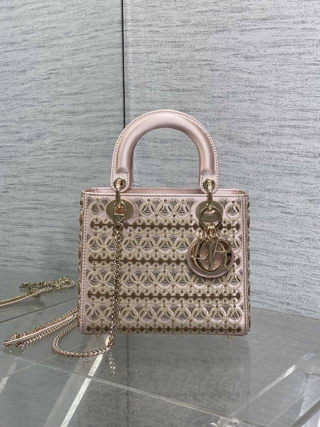 顶级 配全套包装 现货Lady最新限量版重工珠子戴妃包，人手一个必备的珠子手工包。迷人优雅又气场十足，斜挎手拎也是女人味十足，经典时尚风格。Ins和众多时尚Ic