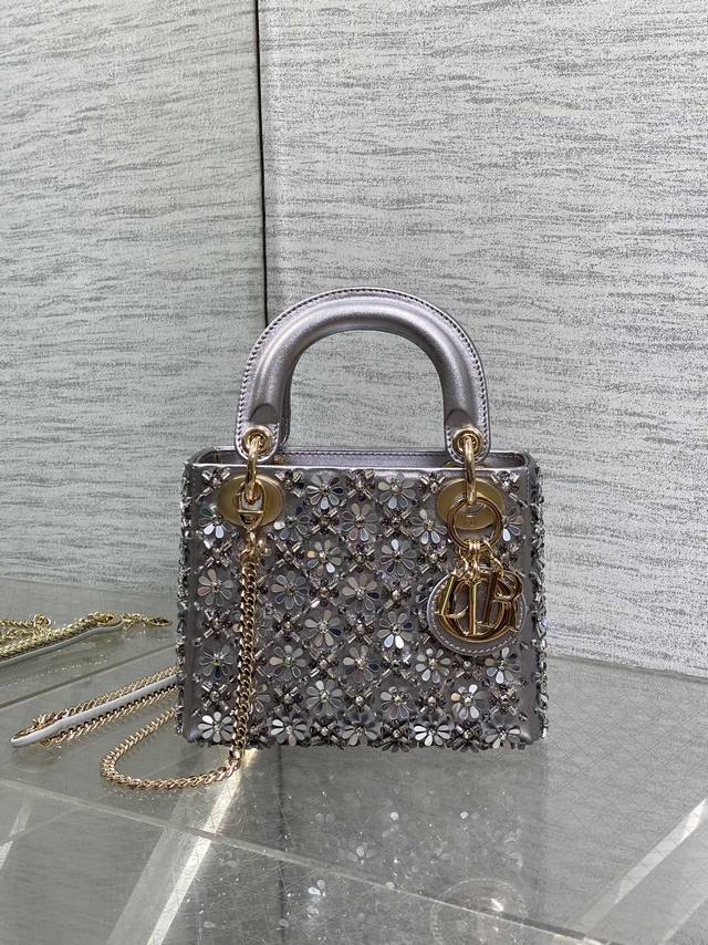 顶级 配全套包装 现货Lady最新限量版重工珠子戴妃包，人手一个必备的珠子手工包。迷人优雅又气场十足，斜挎手拎也是女人味十足，经典时尚风格。Ins和众多时尚Ic