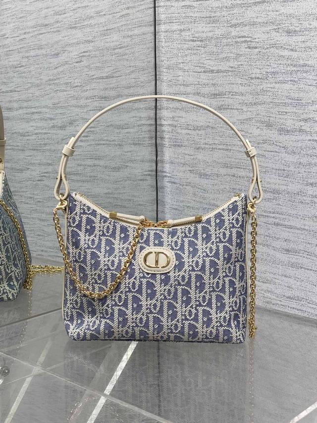 顶级 配全套包装 现货Dior秋冬系列Miss Dior单肩水饺包 采用经典Oblique面料精心制作 别具一格的字母标志 超大菱格 精湛的工艺 宽敞的隔层设计 顶级 配全套包装 现货Dior秋冬系列Miss Dior单肩水饺包 采用经典Oblique面料精心制作 别具一格的字母标志 超大菱格 精湛的工艺 宽敞的隔层设计