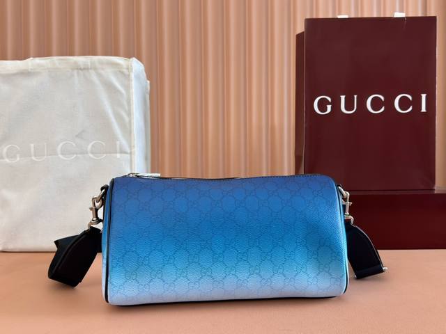 配置专柜全套包装 别开生面的蓝色调渐变效果印花为这款基础功能单品倍添时尚美感。这款波士顿包选用Gg Monogram涂层织物制作，通体渐变Gg印花尽释不凡品味。