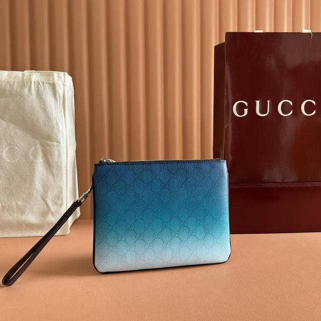 配置专柜全套包装 2630春夏系列精彩呈献手袋新作。别开生面的蓝色调渐变效果印花为这款基础功能单品倍添时尚美感。这款波士顿包选用Gg Monogram涂层织物制