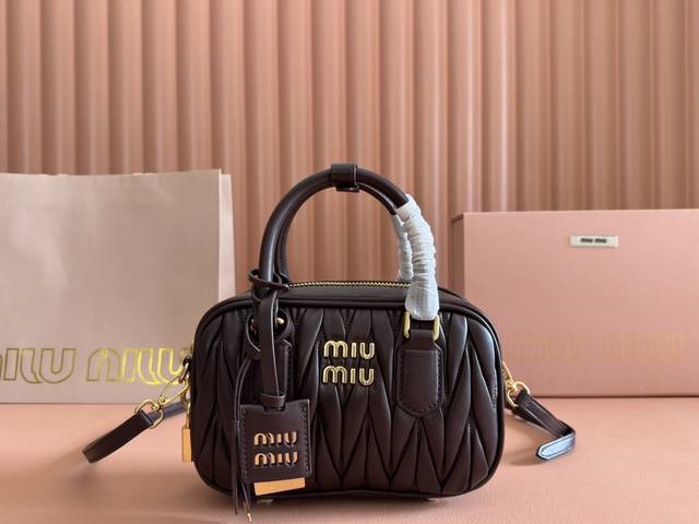 配置专柜全套包装特级五金原厂皮 Arcadie Matelasse羊皮革小号 19Cm 保龄球手提包 斜挎包～石楠木羊皮这款手提包采用Matelasse工艺，立