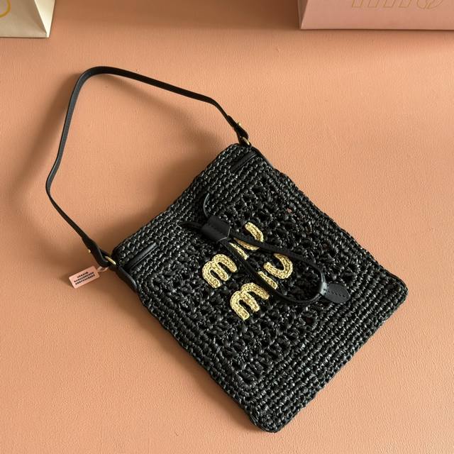 配置专柜全套包装 5Nd016新品福袋编织包，订制日本进口拉菲草，非市面普通Pp草，材质与无差异，包包整体小巧精致，搭配皮革肩带实用性更佳，夏日出门可手拿可腋下