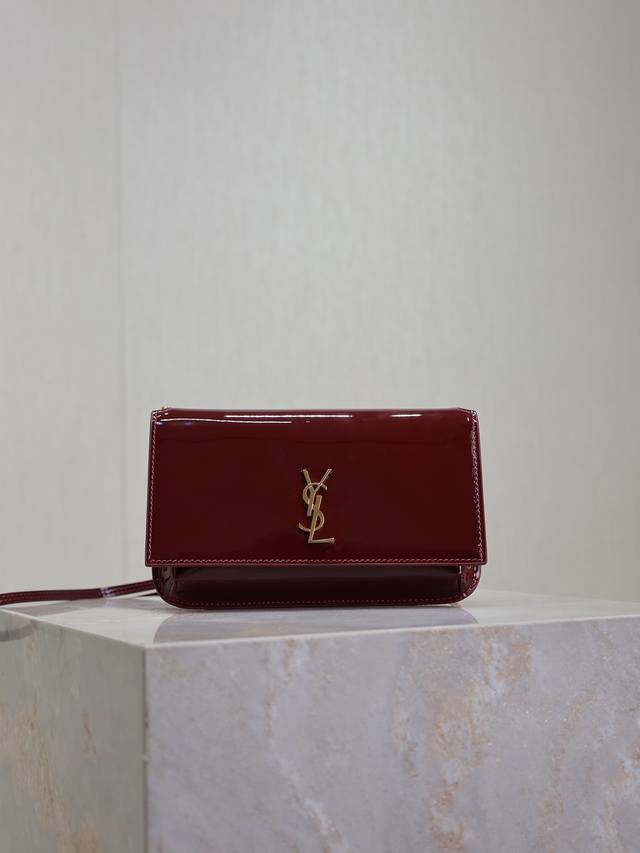 枣红漆皮 Monogram Phone Holder迷你款小包_对于现在超级流行的小包风潮，这款绝对值得你入手的！颜值与实用性并存，Iphone Plus可纳入