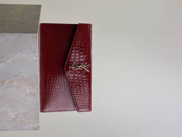 枣红鳄鱼纹 Uptown_新品手拿包最经典的标志性金属Logo，意大利进口牛皮，简约又不失高端，搭配休闲风Or淑女风或者西装都能Hold得住，出门随手一拿就Ok