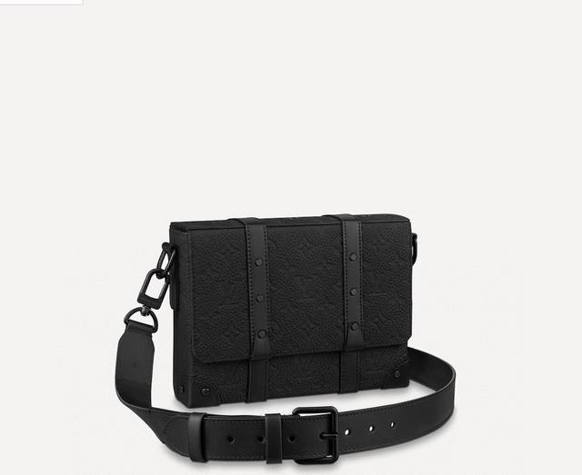 顶级原单 M57726 本款小巧长方体 Trunk 邮差包由 Monogram 压纹 Taurillon 皮革制成，延续铆钉和加固皮革包角等品牌经典硬箱元素。可