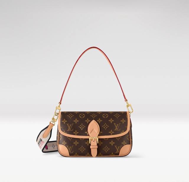 变码芯片 M45985黑色M46049玫红 顶级原单Diane 手袋重塑 1990 年代的经典设计，为 Monogram 帆布包身融入皮革包角和传统搭扣等复古元