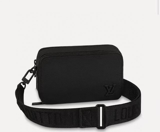 顶级原单 M59161黑色 Alpha Wearable 钱夹取材粒面牛皮革和金属件，配有可拆卸或调节的肩带。风琴结构可容纳手机、现金、卡片和其他随身小物。详细