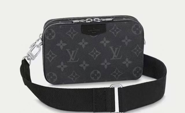 顶级原单 M59161黑色N40418黑格 M80741黑花 Alpha Wearable 钱夹取材粒面牛皮革和金属件,配有可拆卸或调节的肩带。风琴结构可容纳手 顶级原单 M59161黑色N40418黑格 M80741黑花 Alpha Wearable 钱夹取材粒面牛皮革和金属件,配有可拆卸或调节的肩带。风琴结构可容纳手