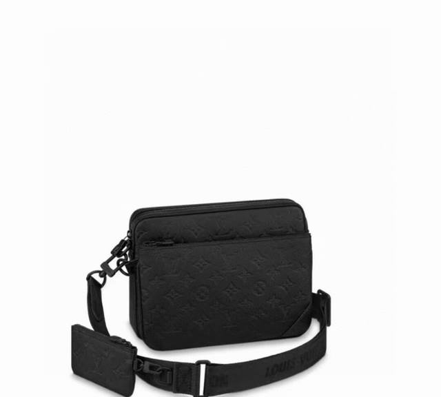 顶级原单 独家实拍 M46602黑色 M46603灰 M46604蓝 本款 Trio 邮差包取材 Monogram 压纹牛皮革，拉链前袋和肩带处的小号零钱包均可