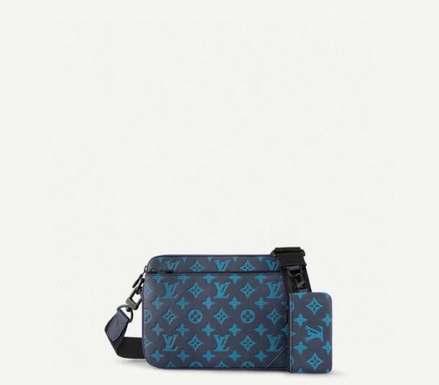 顶级原单 独家实拍 M46604蓝 M46602黑色 M46603灰色本款 Trio 邮差包取材 Monogram 压纹牛皮革，拉链前袋和肩带处的小号零钱包均可