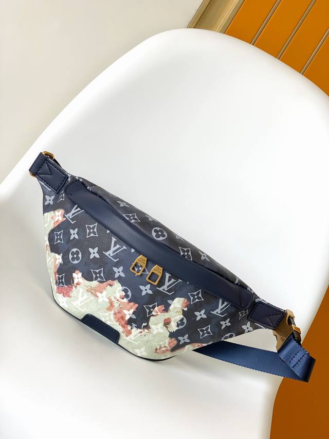 顶级原单M23905 新款男士胸包胸包，美丽的设计细节，采用拉链，方便取用，无论您的氛围如何，您都可以毫不费力地携带这款时尚腰包。内部饰有简约而精心设计的内饰。