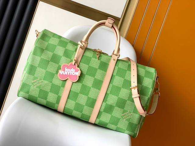 N40713粉色 N40667绿色顶级原单 达米埃画布的“基波尔45”,将迷人的达米埃巨人图案与四种颜色的帕斯泰尔色相结合。可带上飞机 根据航空公司和使用的设备 N40713粉色 N40667绿色顶级原单 达米埃画布的“基波尔45”,将迷人的达米埃巨人图案与四种颜色的帕斯泰尔色相结合。可带上飞机 根据航空公司和使用的设备