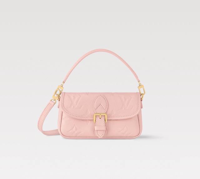 动态芯片 M83300杏色 M83566 粉色 M83592 蓝色顶级原单 本款 Nano Diane 手袋浓缩 Diane 手袋的经典构型，为 Monogra