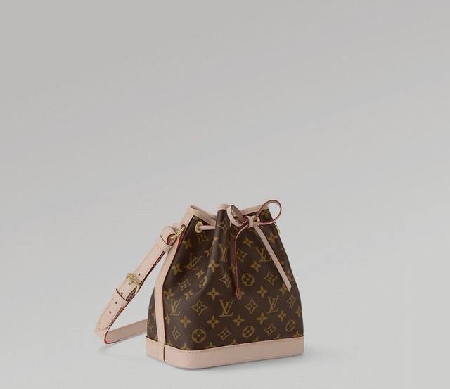 M40817 顶级原单 Noe Bb M40817出货 设计于 1932 年的经典 Noé 桶包以可爱的迷你款重新演绎。包底采用皮革加固设计，包身高度不到 9