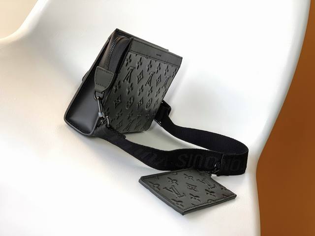 M81115 顶级原单Gaston Wearable Wallet 手袋脱胎于路易威登 Pochette Voyage 手拿包，以 Monogram Shado