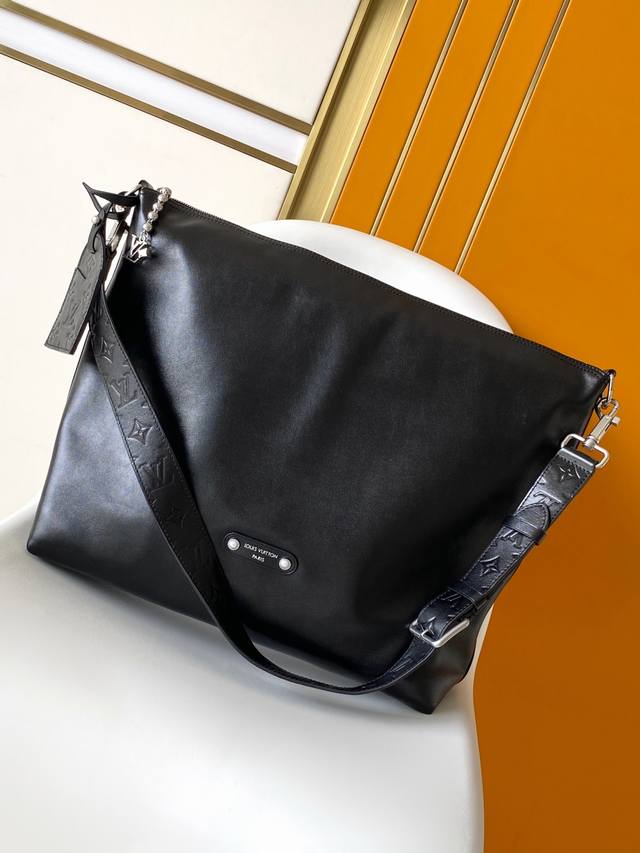 调价 P M13986黑色163C芯片 Lv Metis 手袋 睿智明慧、精雕细琢，Monogram 帆布打造的 MéTis 以自我态度实践承诺。 MéTis