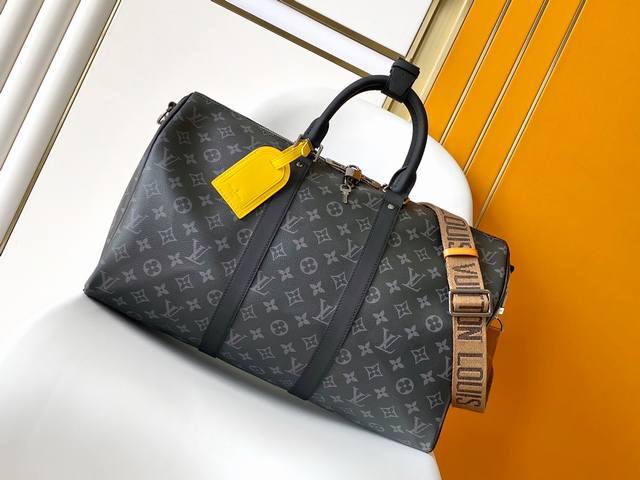 顶级原单 M45611 Gaston Labels 特别款 Keepall BandoulièRe 45 旅行袋取材 Monogram Eclipse 帆布，其