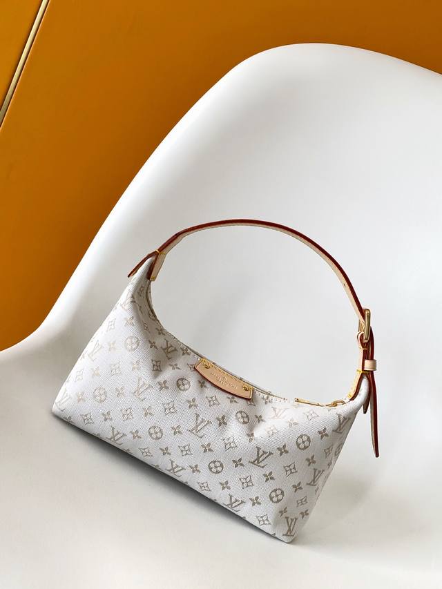 M12433 动态变码這個版本的Hills Pochette從路易威登標誌性的Monogram帆布中汲取靈感，以Monogram Mini作亮眼點綴。此手袋是