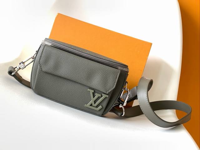 动态芯片M83560 顶级原单 本款 Pilot 迷你手袋以粒面牛皮革塑造圆润构型，为日常出行提供潮流之选。拉链主隔层确保稳妥收纳，前袋方便取放手机或钥匙等小型