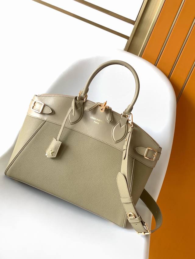 M11214绿色M22914黑色 M22925棕色 M23061米白 M22927灰褐 色 顶级原单 精致实用的Lock It Mm包袋采用精致的粒面Tauri M11214绿色M22914黑色 M22925棕色 M23061米白 M22927灰褐 色 顶级原单 精致实用的Lock It Mm包袋采用精致的粒面Tauri