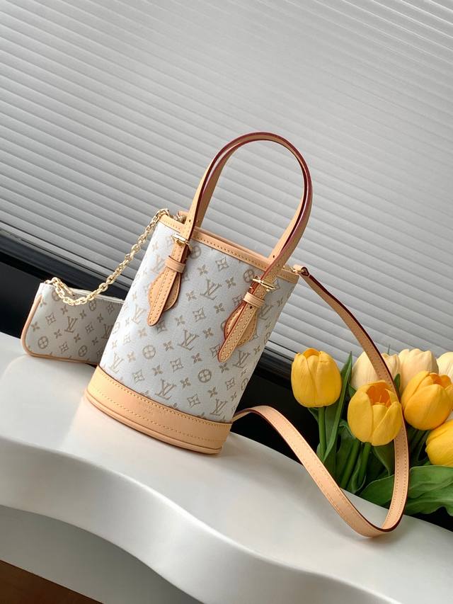 动态变码芯片 顶级原单加强版 M12317 這款Nano Bucket綴有 秋冬系列全新的Monogram Mini圖案,打造最新版本的品牌經典Monogram 动态变码芯片 顶级原单加强版 M12317 這款Nano Bucket綴有 秋冬系列全新的Monogram Mini圖案,打造最新版本的品牌經典Monogram