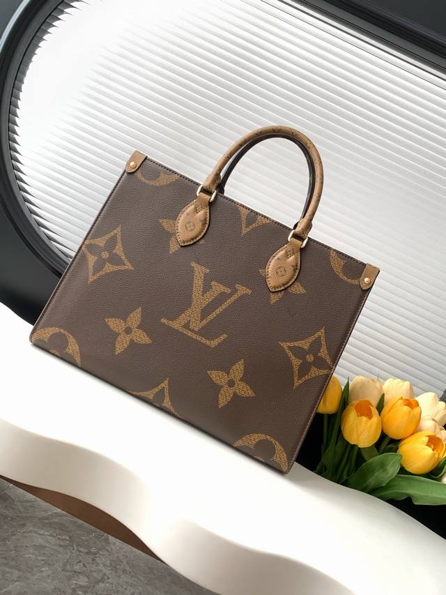 动态变码芯片 顶级原单加强版 Onthego 中号手袋将经典 Monogram 帆布与 Monogram Reverse 帆布分饰两侧，迥异风尚随心呈现。Tor