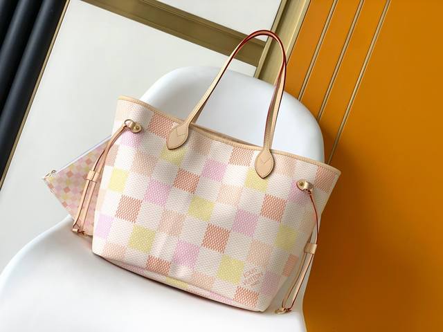 N40668 顶级原单 本款 Neverfull 中号手袋为 Damier Giant 帆布渲染粉彩色调，以相同材质塑造内部的可拆卸拉链零钱袋。放松两侧束带，可