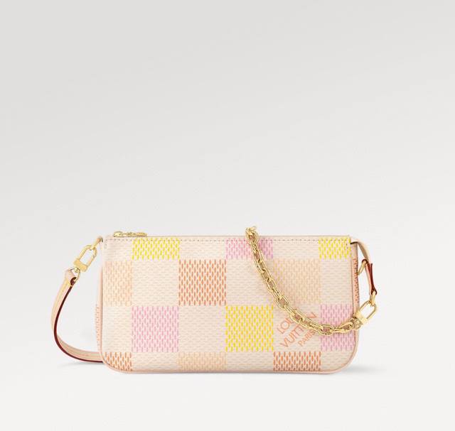 N40642 顶级原单 本款 Pochette Accessoires 手袋出自 Damierlicious 系列。Damier 帆布包身浸染柔和色调。饰边由路