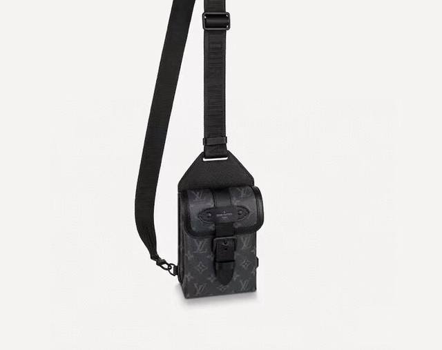 独家实拍 顶级原单M45912Saumur单肩包 本款全新单肩包脱胎于 1986 年诞生的路易威登标志性 Saumur 手袋。Monogram Eclipse