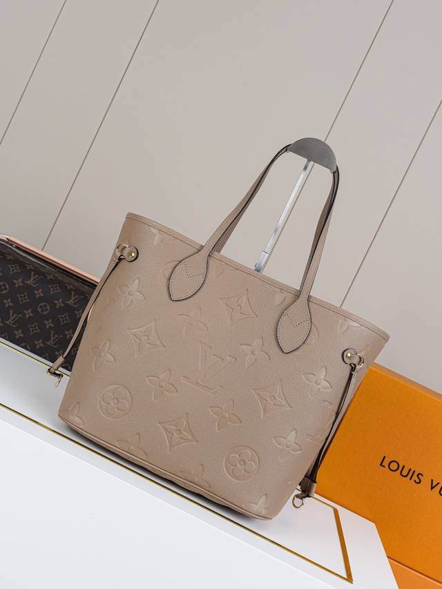 动态163C01芯片 M45686杏压花 顶级原单 独家背景实拍 本款 Neverfull 中号手袋取材 Monogram Empreinte 压纹软皮革,以充 动态163C01芯片 M45686杏压花 顶级原单 独家背景实拍 本款 Neverfull 中号手袋取材 Monogram Empreinte 压纹软皮革,以充