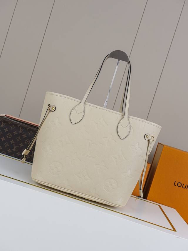 动态163C01芯片 M46676奶白 顶级原单 独家背景实拍 本款 Neverfull 中号手袋取材 Monogram Empreinte 粒面皮革，搭配织物