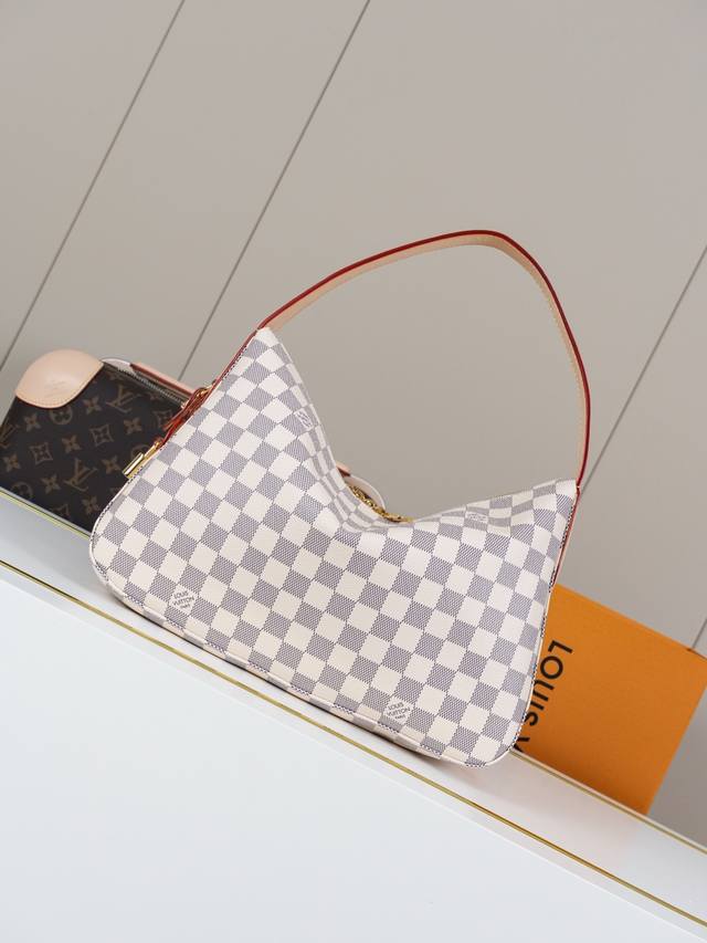 动态163C01芯片 M00116白格 顶级原单 独家背景实拍 本款 Slouchy 中号手袋以 Monogram 帆布构筑别致轮廓,借崭新挂锁和名牌等金属件点 动态163C01芯片 M00116白格 顶级原单 独家背景实拍 本款 Slouchy 中号手袋以 Monogram 帆布构筑别致轮廓,借崭新挂锁和名牌等金属件点