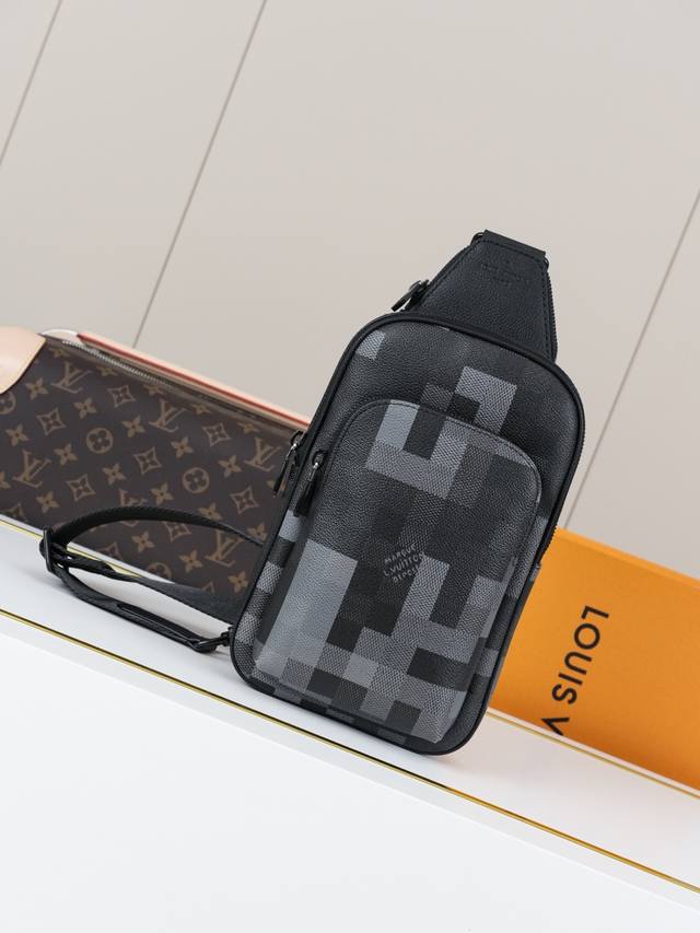 动态163C01芯片 M14953 迷彩 顶级原单 独家背景实拍 黑色Damoflage帆布重新审视了Sling Avenue Xl包的当代设计。像素格子的灰色