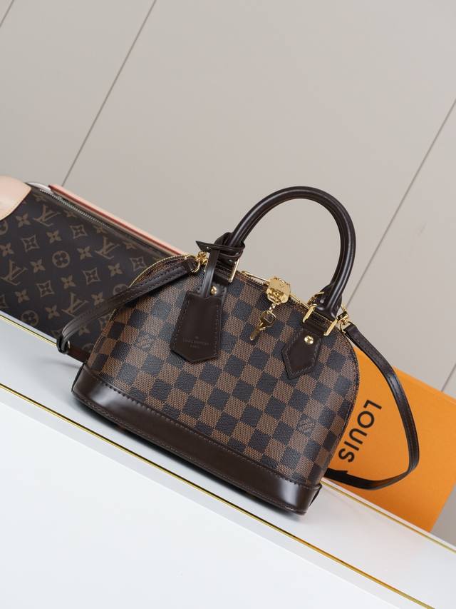 动态163C01芯片 N40606啡格新版 肩带可调节 顶级原单 独家背景实拍 本款 Alma Bb 手袋溯源 1934 年的装饰艺术格调，以 Damier E