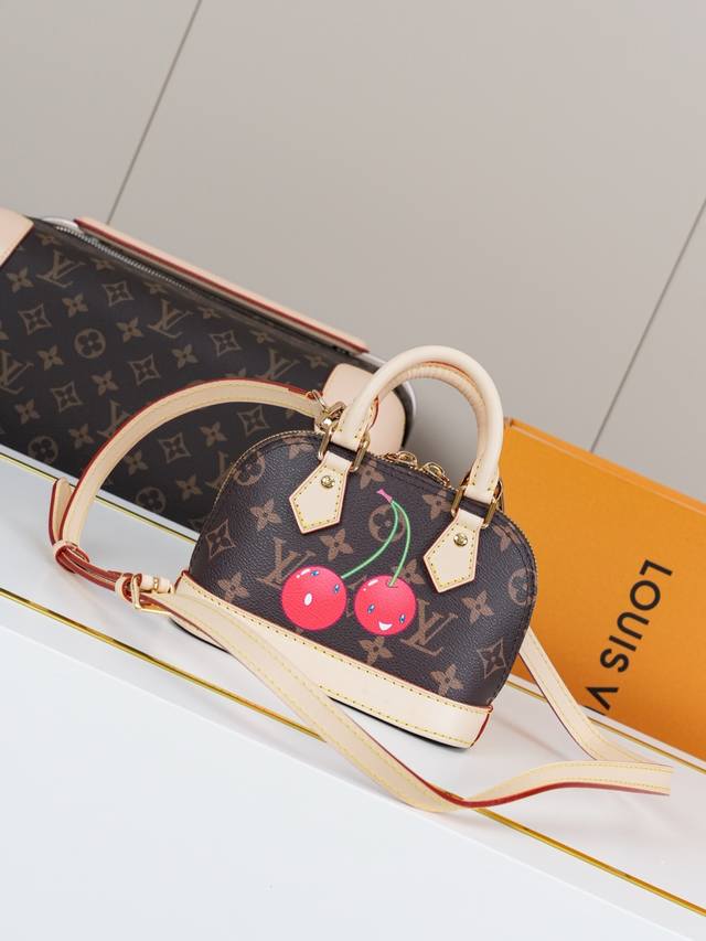 动态163C01芯片 M13416樱桃 顶级原单 独家背景实拍 本款 Nano Alma 手袋结合 Monogram 涂层帆布与牛皮革饰边，令玲珑廓形呈现路易威