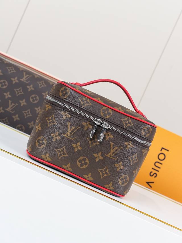 动态163C01芯片 M12650 大红 顶级原单 独家背景实拍 本款 Nice 迷你化妆包选用 Monogram Macassar 涂层帆布塑造精巧构型,可轻 动态163C01芯片 M12650 大红 顶级原单 独家背景实拍 本款 Nice 迷你化妆包选用 Monogram Macassar 涂层帆布塑造精巧构型,可轻