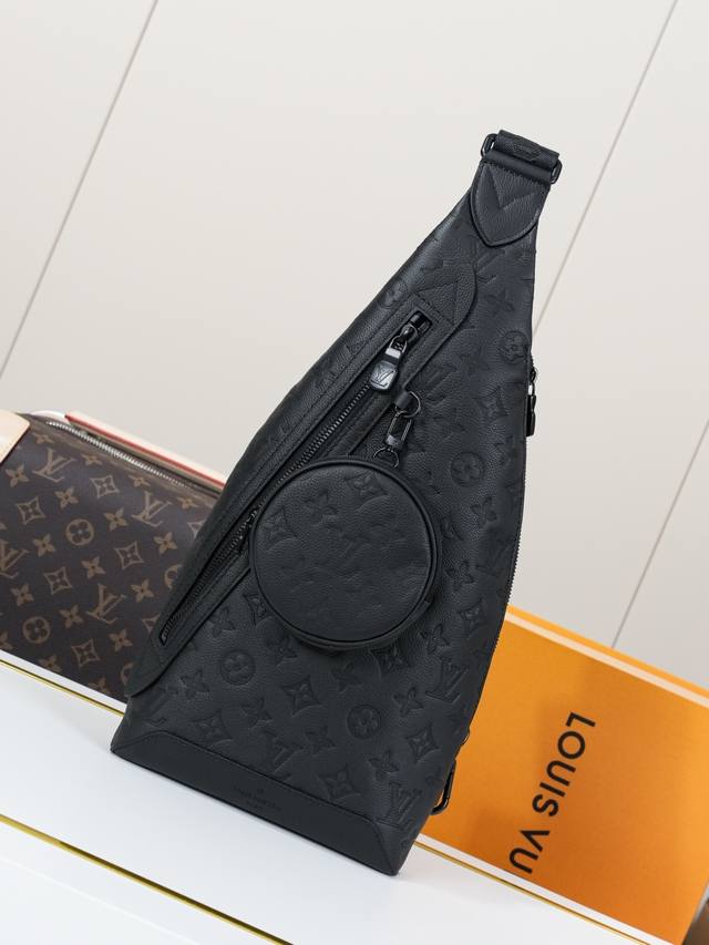 动态163C01芯片 M21890黑压 顶级原单 独家背景实拍 本款 Duo 单肩包以柔软牛皮革塑造贴身构型，成就传统双肩包之外的实用之选。拉链侧袋可收纳智能手