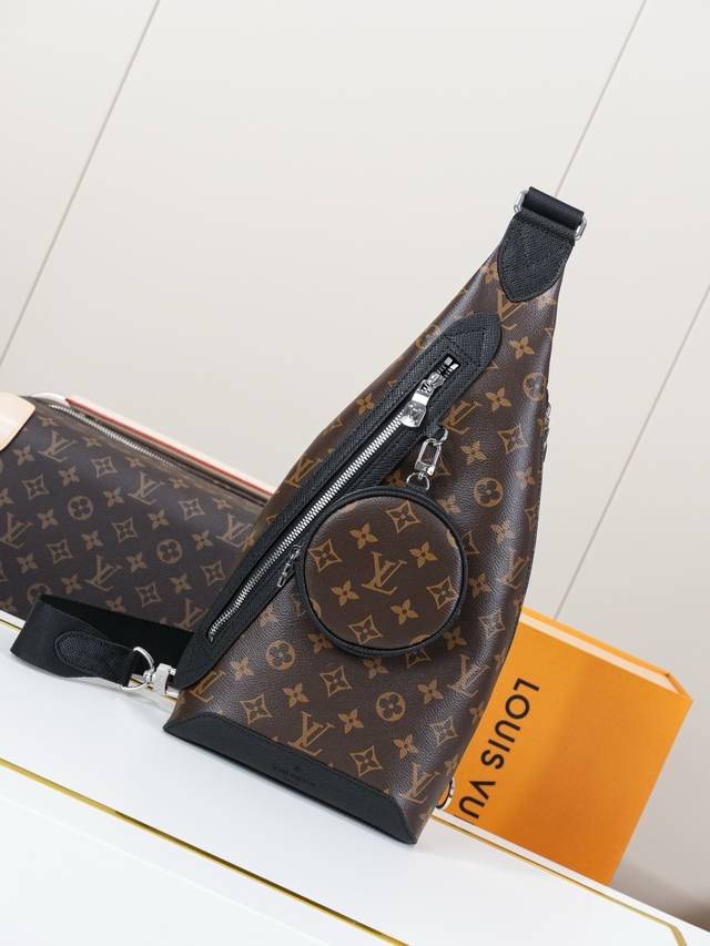 动态163C01芯片 M30936老花 顶级原单 独家背景实拍 本款 Duo 单肩包拼接 Monogram 帆布和 Taga 牛皮革，以悠闲格调诠释多元潮流理念